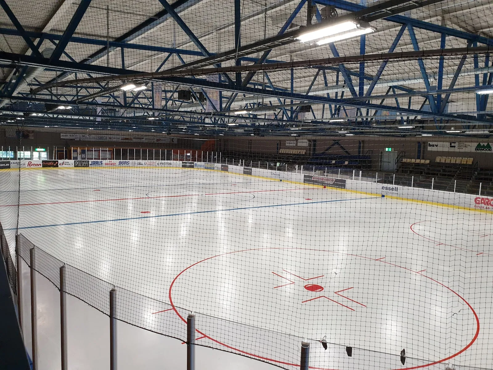 Den tomma isytan i Axelent Arena i Värnamo, sedd från rinkens sida – Axelent Arena