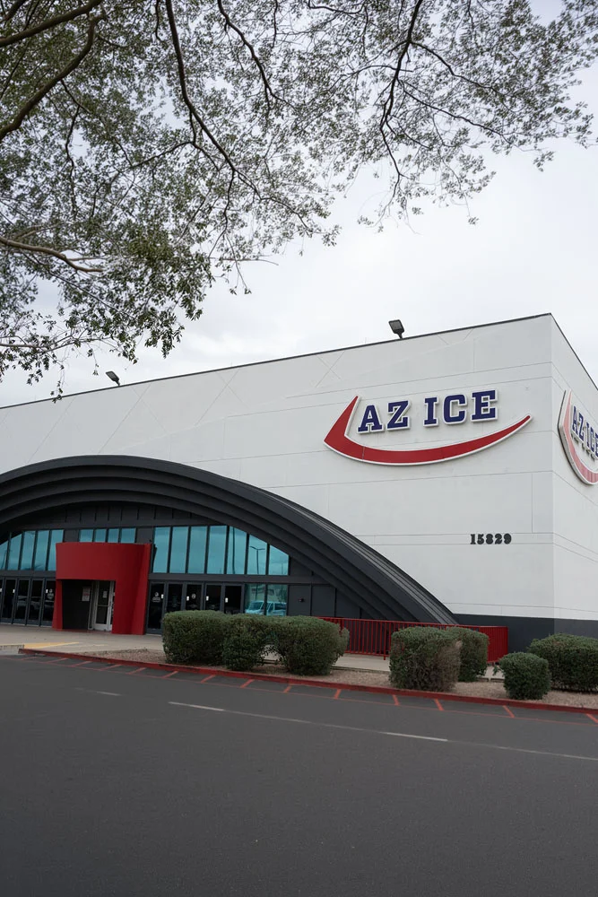 La marquesina curva de la entrada bajo el letrero de AZ Ice — AZ Ice Peoria
