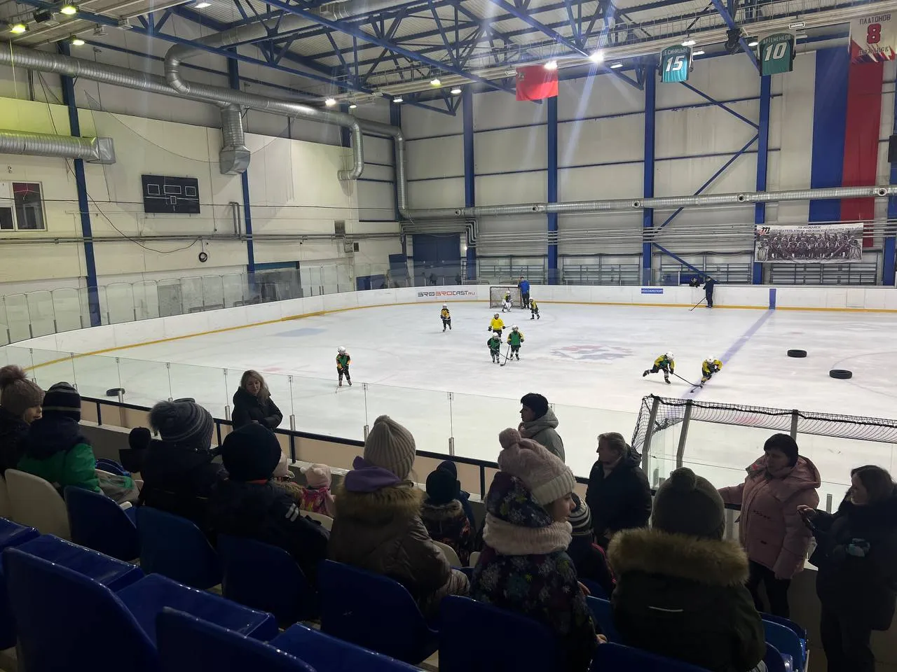 A children's hockey game on the ice arena of the Bagration sports palace, Mozhaysk — Bagration Ice Arena Mozhaysk