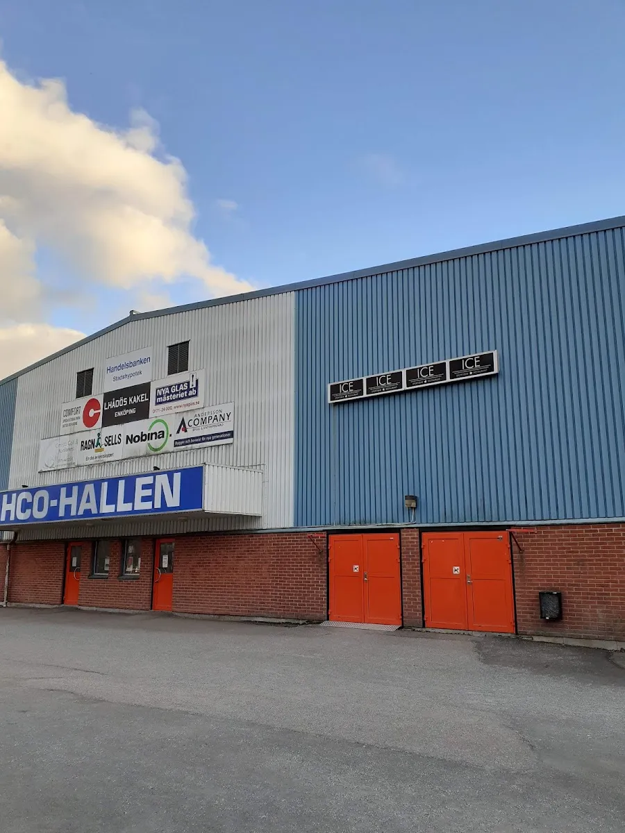 Bahcohallens fasad av tegel och blå plåt med entrédörrarna – Bahcohallen