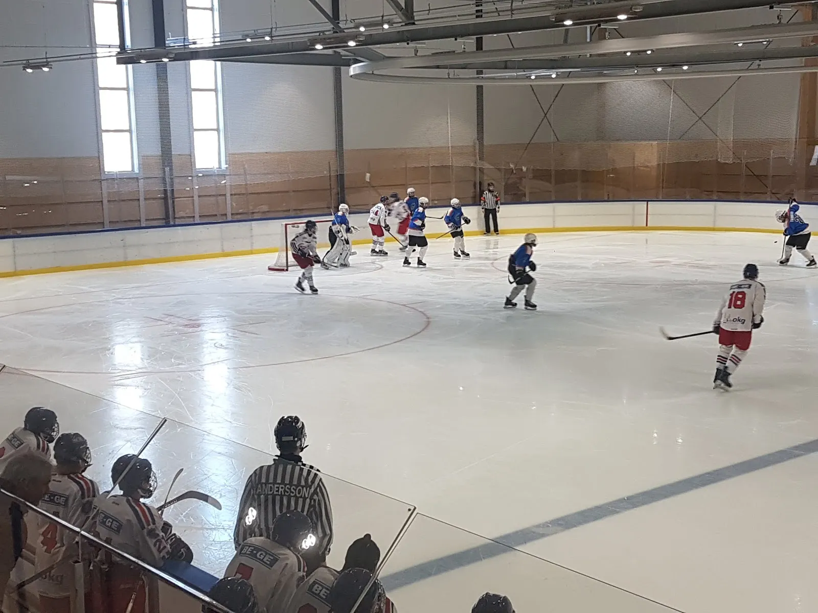 Ishockeymatch på isen i Bahcohallen i Enköping – Bahcohallen