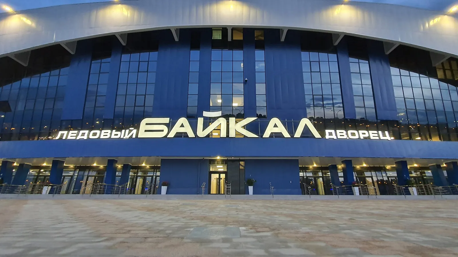 Главный фасад Ледового дворца «Байкал» в Иркутске — Baikal Ice Palace