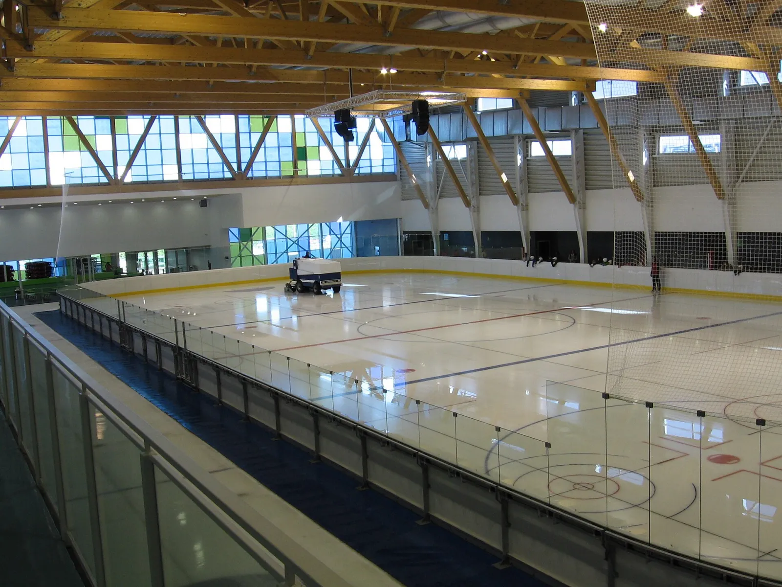 The ice sheet at BAKH Hielo seen from the stand, with the ice resurfacer on the ice — BAKH Hielo