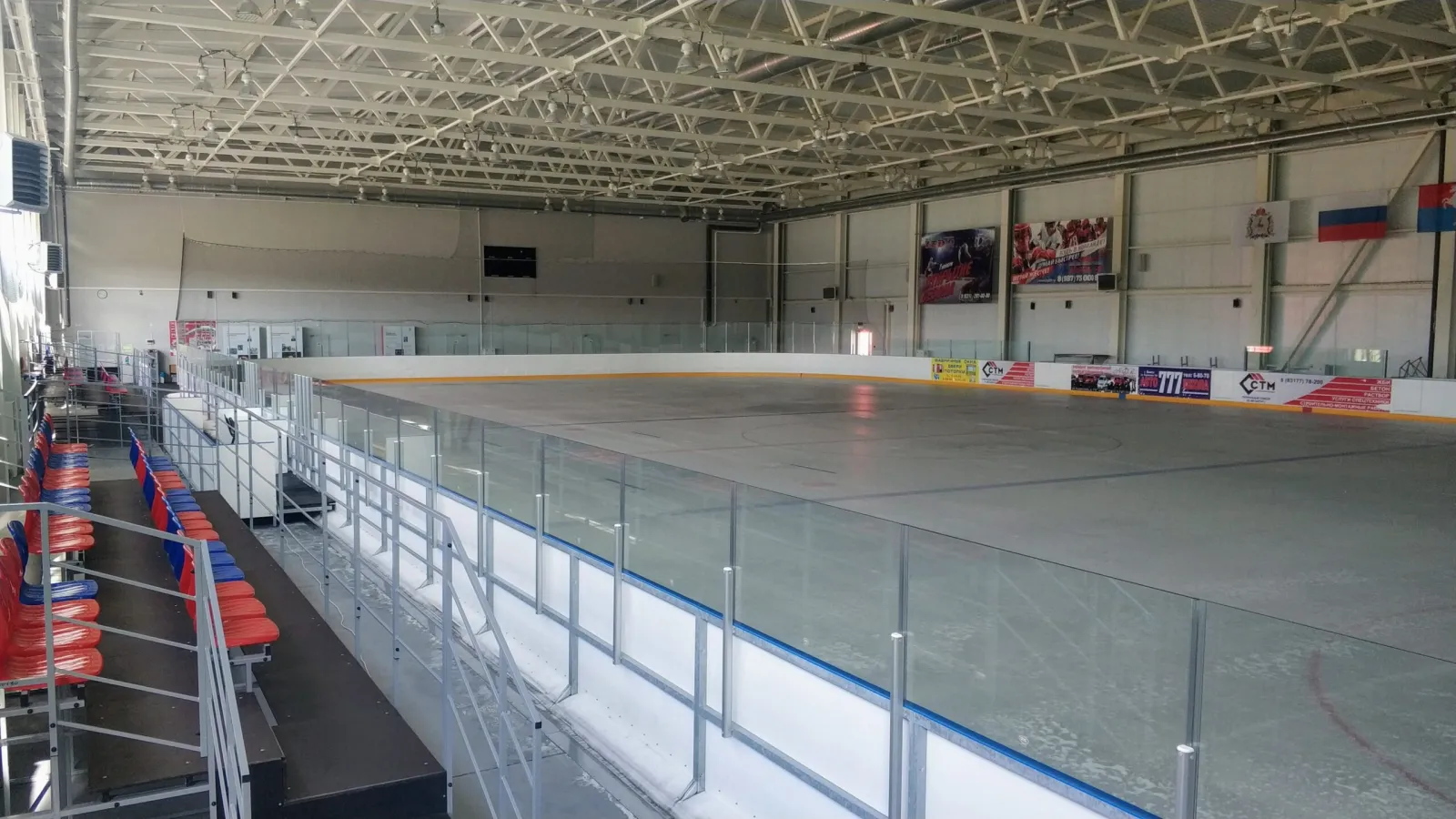 Ледовая арена «Баташев Арены» в Выксе с трибунами вдоль бортов — Batashev Arena Ice Rink Vyksa