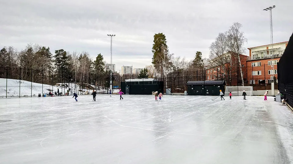 Skaters on the artificial ice at Bäverdalens bollplan — Bäverdalens bollplans skridskois