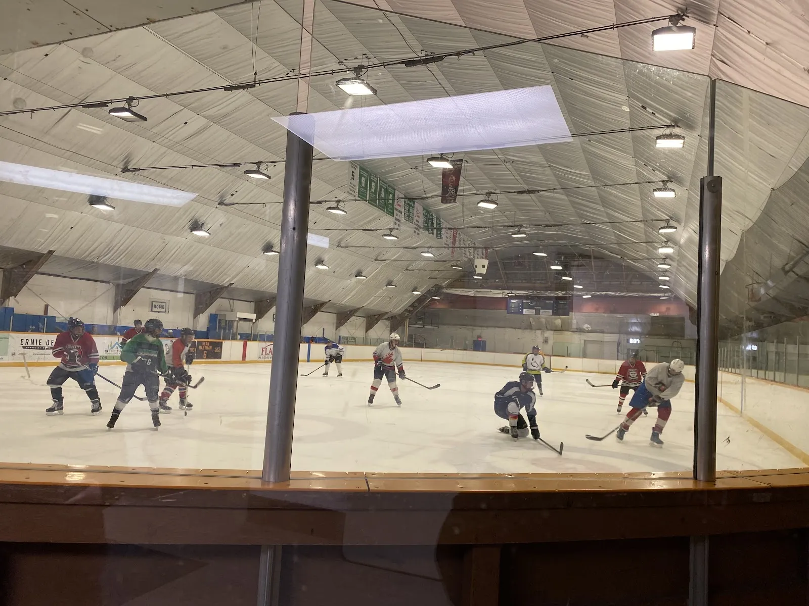 Pista de hielo del Beeton Memorial Arena durante un partido de hockey libre, vista desde detrás del cristal — Beeton Memorial Arena