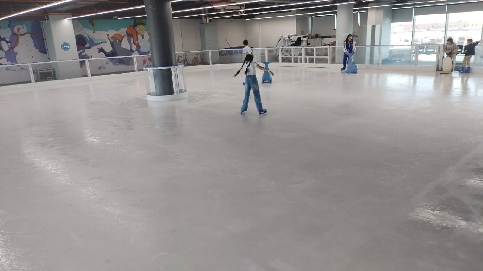 سطح الجليد في «بيلو زيرو» في الجهراء مول مع متزلج وحيد في الجهة البعيدة — Below Zero (Jahra Mall)