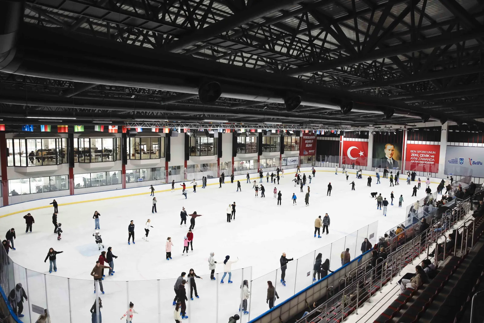 Ankara BelPa Buz Pateni Tesisi'nde buz üzerinde bir halk seansı. — BelPa Buz Pateni Tesisi