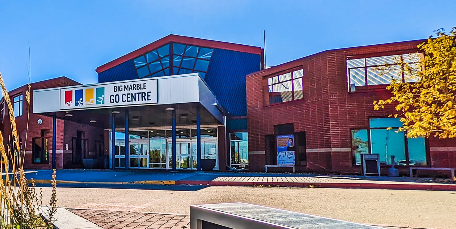 El Big Marble Go Centre, de ladrillo rojo, en Division Avenue North, en Medicine Hat, con su letrero con el nombre sobre la entrada principal — Big Marble Go Centre
