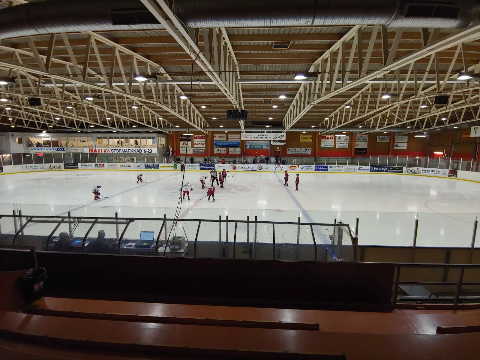 Isen och läktarna i Björkhallens ishall i Kristinehamn, sedda från de övre raderna – Björkhallen ishall