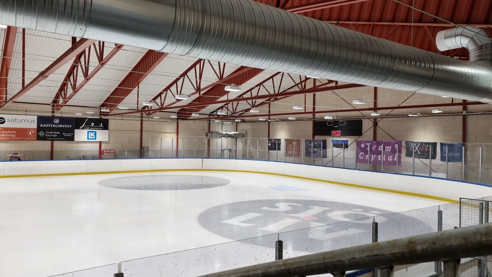Isen i hallen vid Björknäs ishall, sedd från sargen – Björknäs ishall