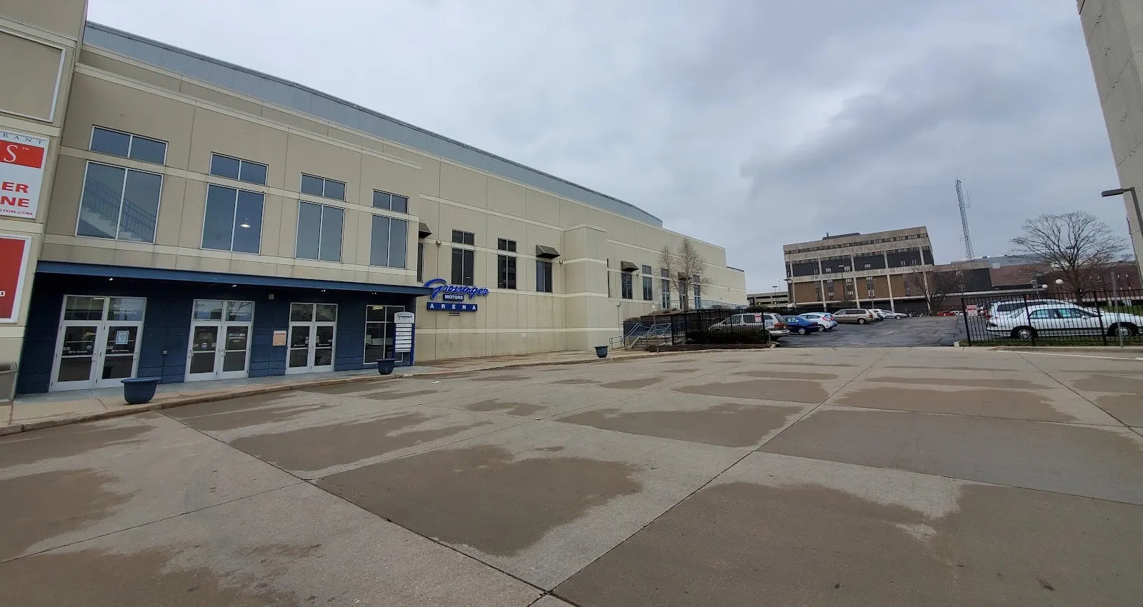 El Grossinger Motors Arena en Roosevelt Avenue, el edificio del centro de Bloomington que alberga el Ice Center — Bloomington Ice Center