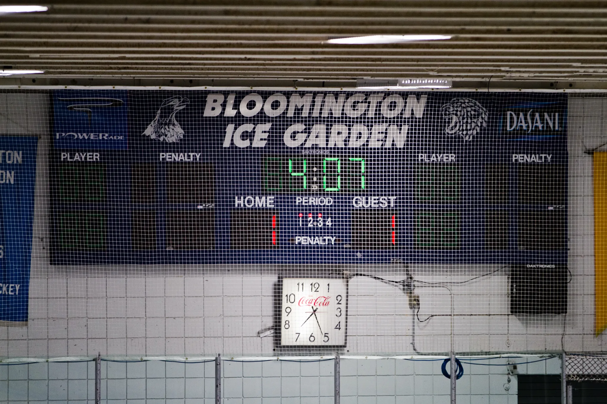 Muro del fondo sobre las vallas, fotografiado a través de la red protectora superior — Bloomington Ice Garden