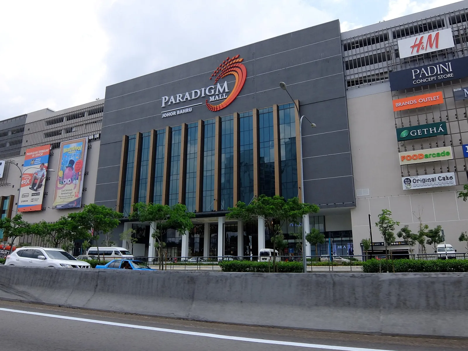 The Paradigm Mall Johor Bahru facade on Jalan Skudai, the building that holds the rink on its third floor. — Blue Ice Skating Rink Paradigm Mall Johor Bahru