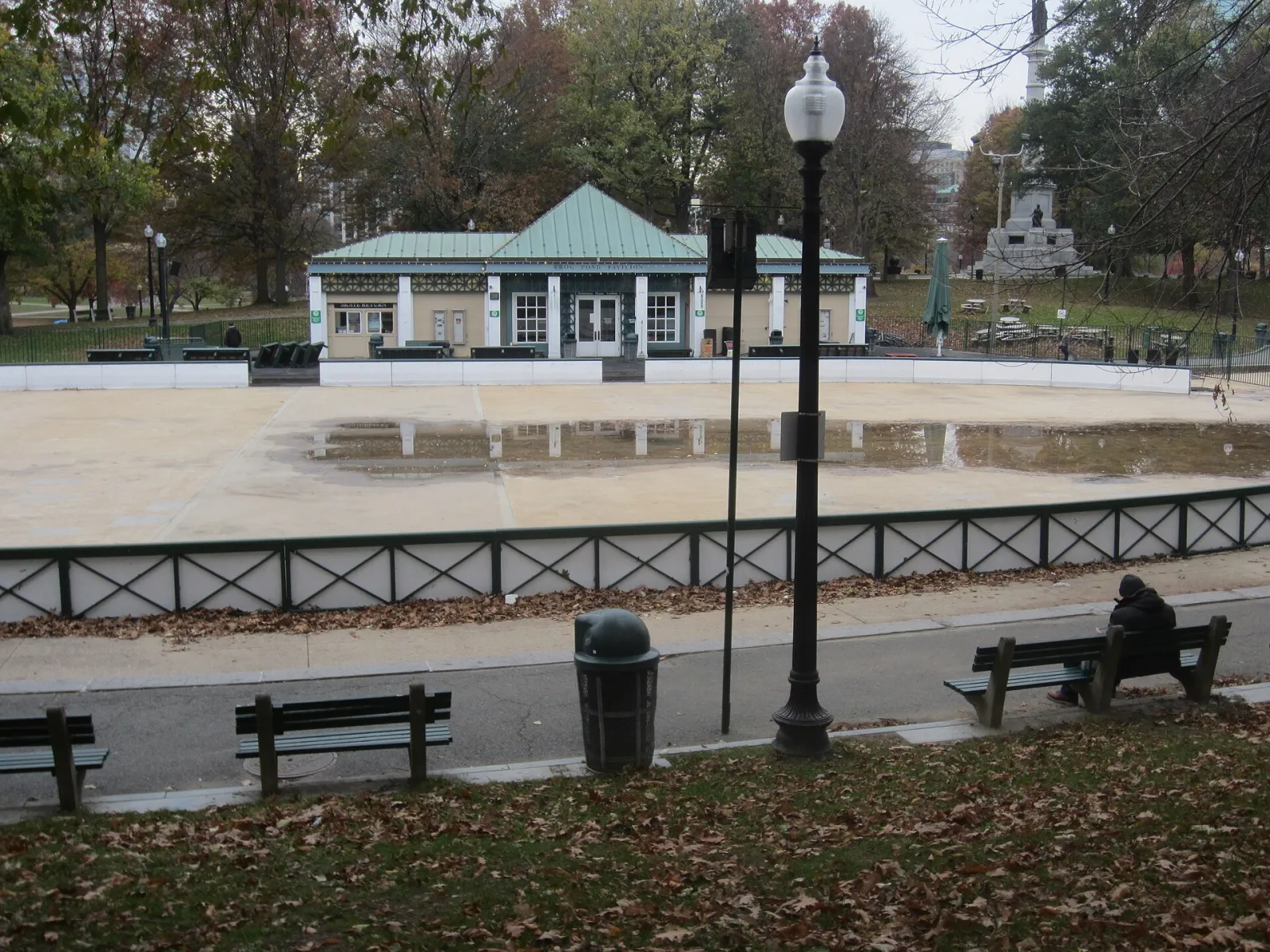 El pabellón y el vaso de la pista del Frog Pond en Boston Common en otoño (Wikimedia Commons, Another Believer, CC BY-SA 4.0) — Boston Common Frog Pond