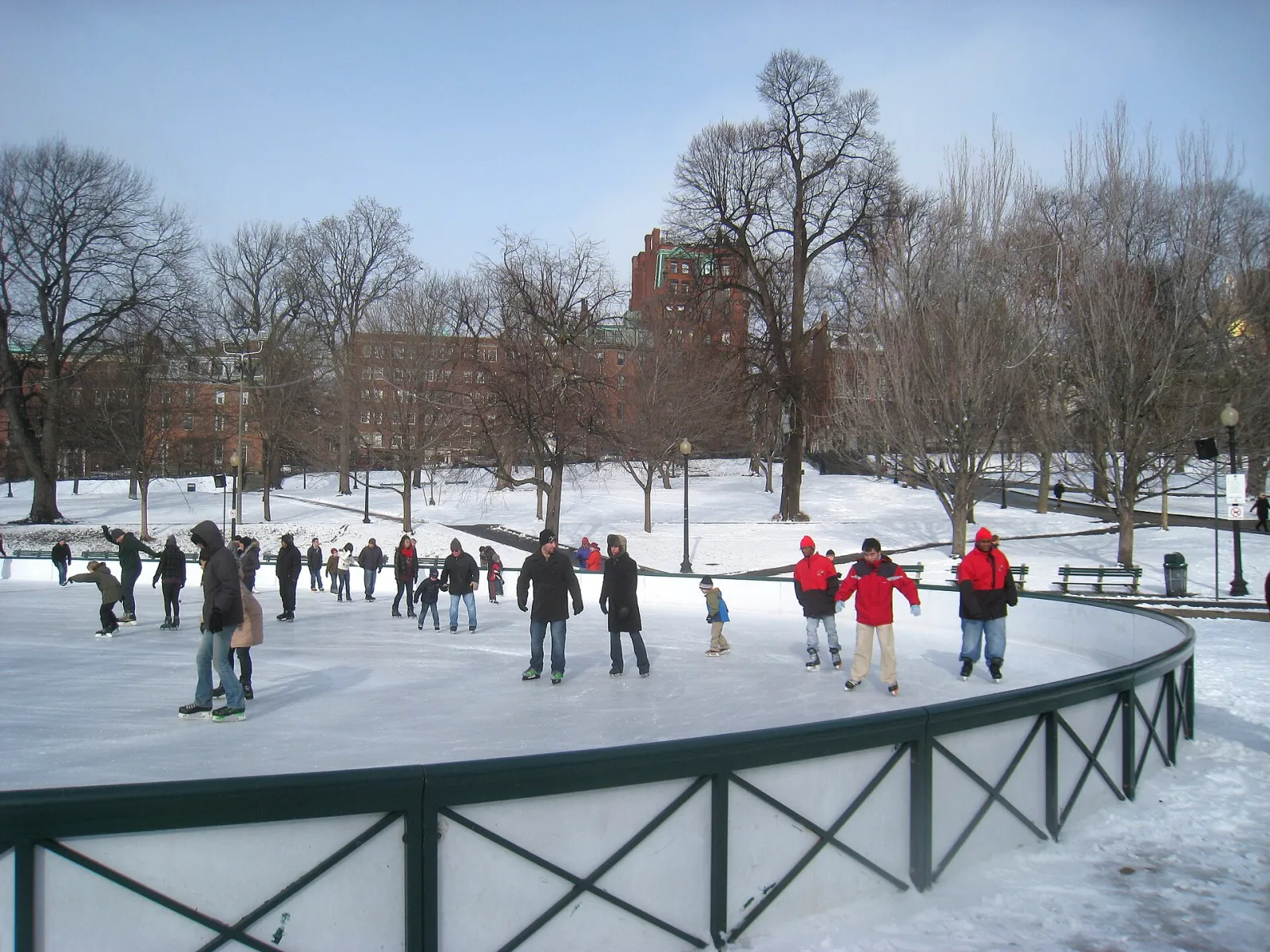 Patinadores en la pista del Frog Pond de Boston Common en invierno (Wikimedia Commons, Daderot, CC0) — Boston Common Frog Pond
