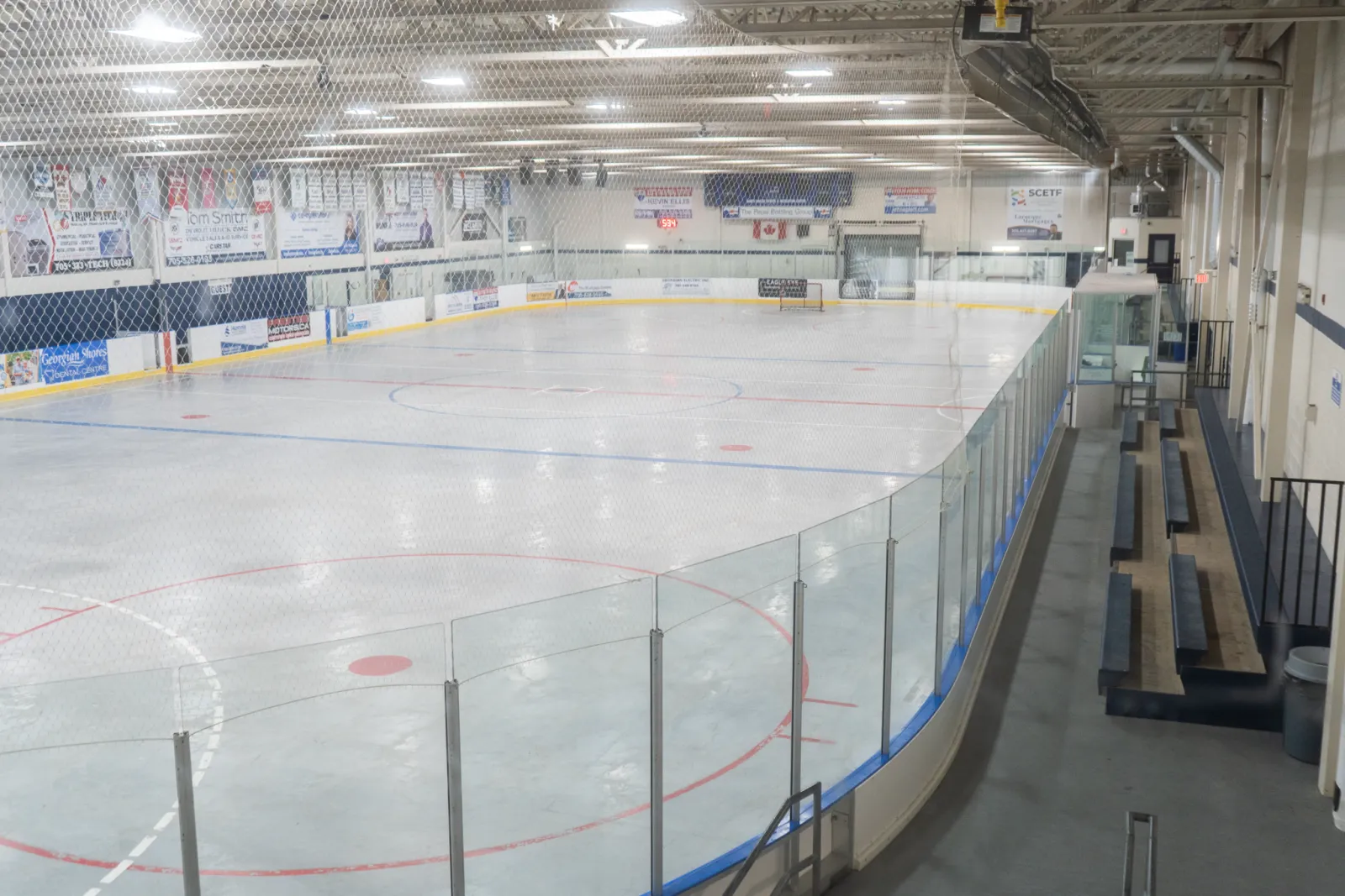 Una de las dos superficies de hielo de tamaño NHL del Bourgeois Community Centre, de la página de renta de arenas y gimnasios de la Town of Midland. — Bourgeois Community Centre