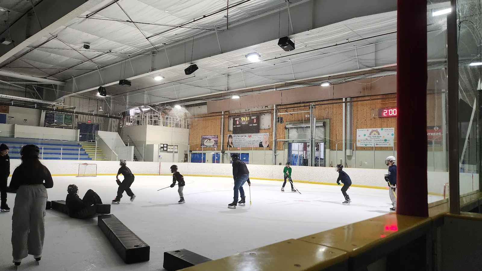 Arena del Brennan Park Recreation Centre: patinadores en el hielo durante una sesión — Brennan Park Recreation Centre