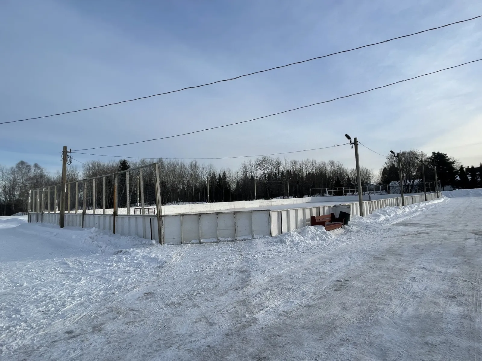 La pista con vallas de Brent Park vista desde el borde nevado del parque — Brent Park Outdoor Rinks