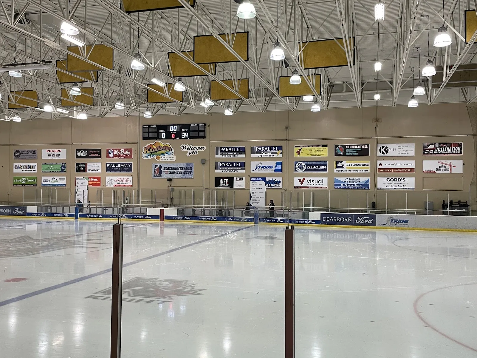 El hielo de Brocklehurst Arena con patinadores, visto a través de la red. — Brocklehurst Arena