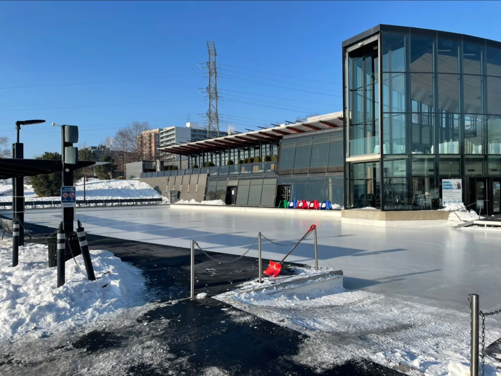 El hielo de Burlington Rotary Centennial Pond, en una foto de su ficha de Google Maps. — Burlington Rotary Centennial Pond