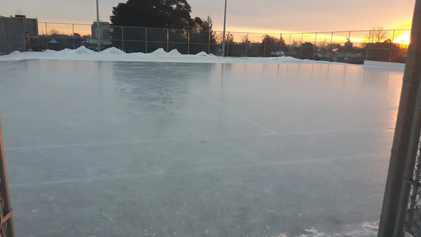 El hielo de Buttonwood Park Outdoor Ice Rink, en una foto de su ficha de Google Maps. — Buttonwood Park Outdoor Ice Rink