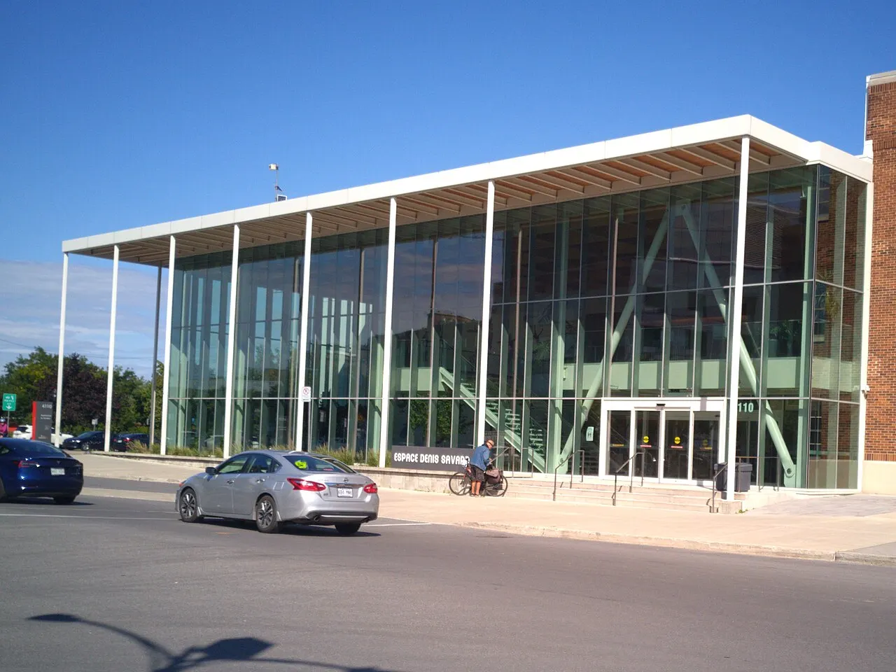 The glass-fronted Espace Denis-Savard entrance at Auditorium de Verdun. — Auditorium de Verdun