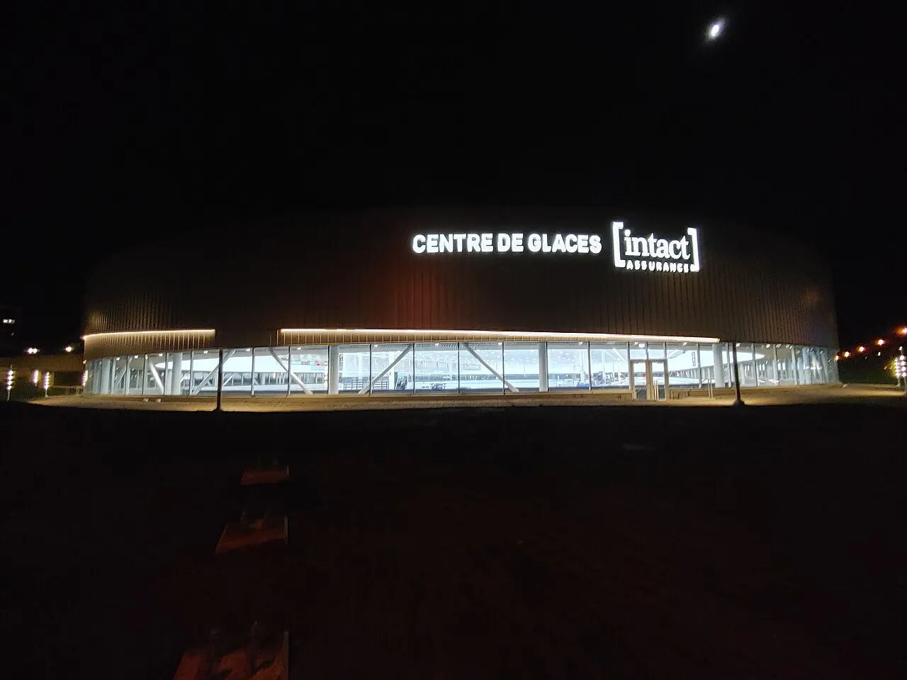 L’extérieur illuminé du Centre de glaces Intact Assurance, la nuit. — Centre de glaces Intact Assurance