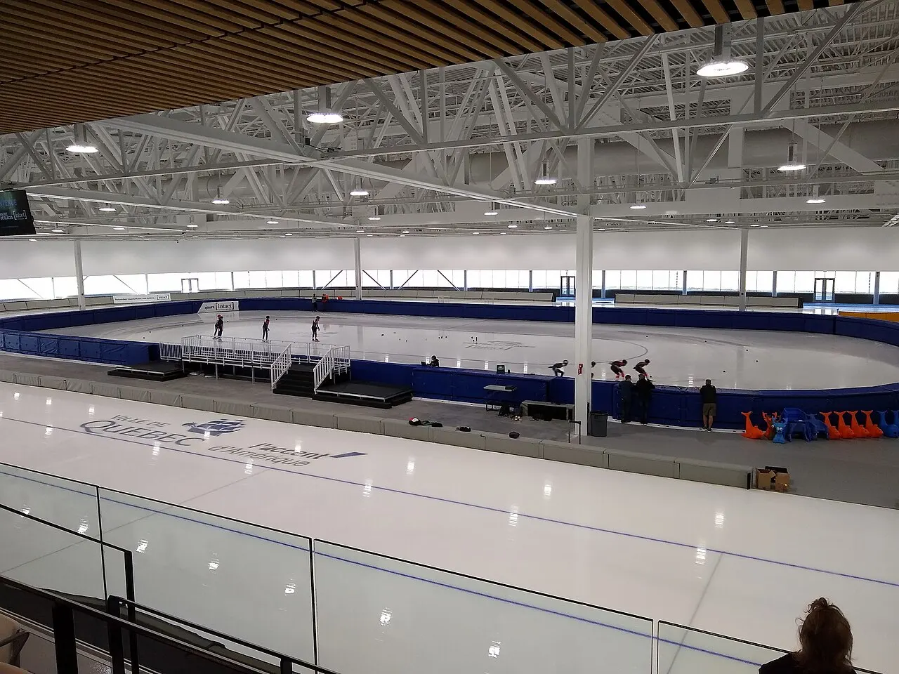L’anneau et la patinoire centrale du Centre de glaces Intact Assurance. — Centre de glaces Intact Assurance