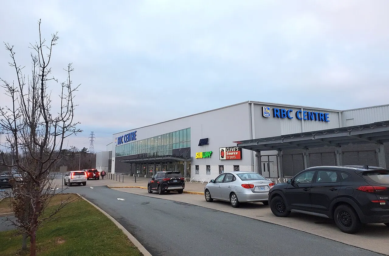 La fachada principal con letrero del RBC Centre en Dartmouth. — RBC Centre