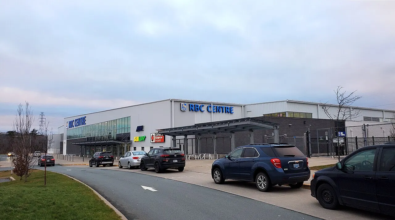 Una vista más amplia de la entrada del RBC Centre en Commodore Drive. — RBC Centre