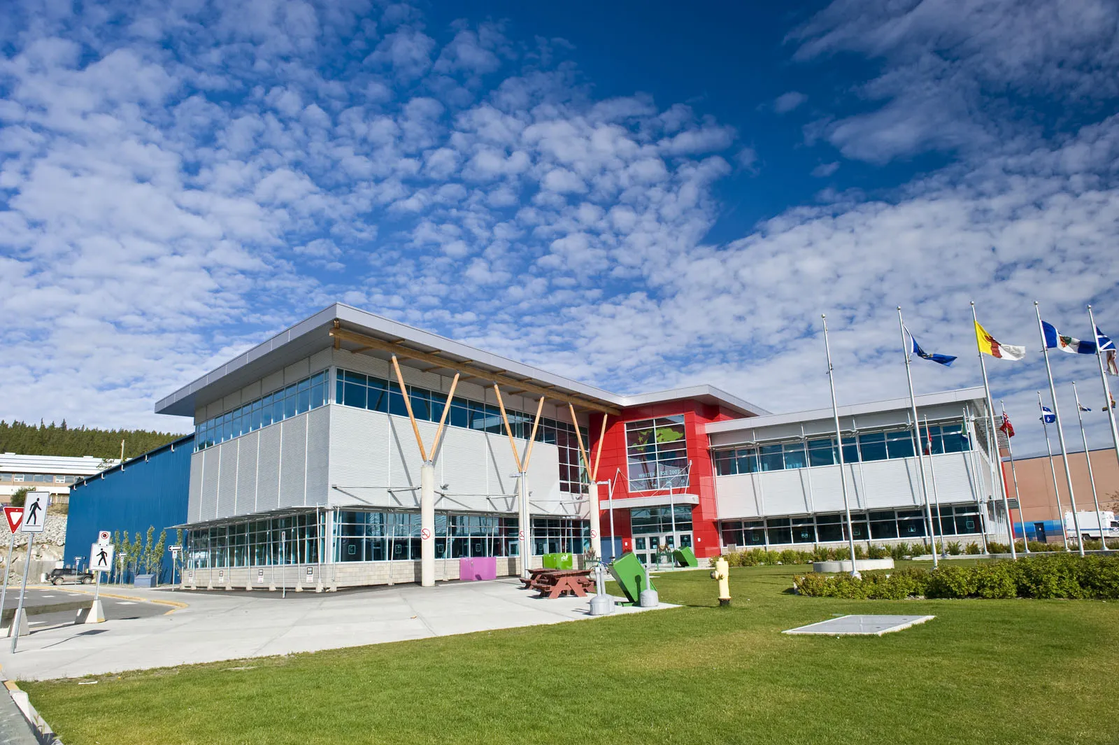 Canada Games Centre, 200 Hamilton Boulevard, Whitehorse: el edificio y las banderas — Canada Games Centre