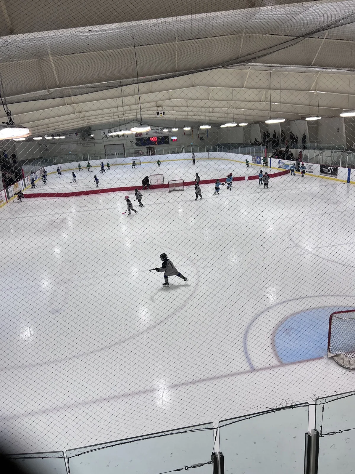 Patinadores en el hielo de la Cap-Pelé Arena — Cap-Pelé Arena