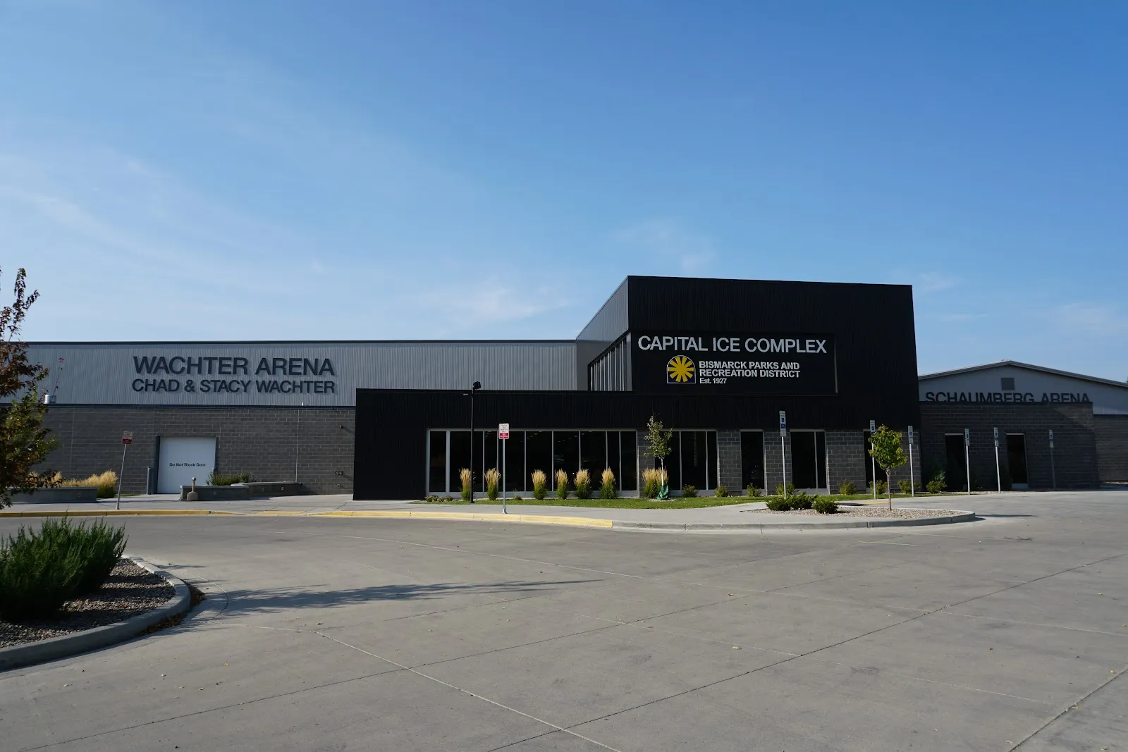La entrada del Capital Ice Complex y el ala de Wachter Arena desde el aparcamiento. — Capital Ice Complex