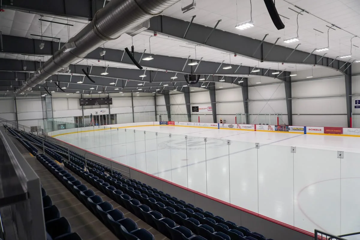 Wachter Arena, la segunda pista, añadida en 2017, vista desde las gradas con el hielo y las vallas. — Capital Ice Complex
