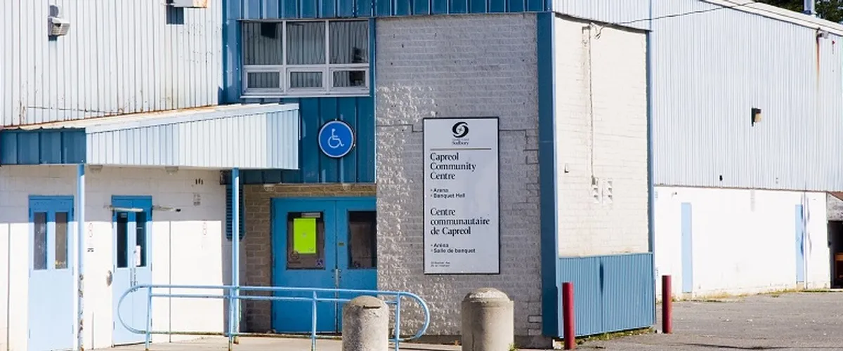 La entrada del centro comunitario, con su letrero bilingüe y su puerta accesible. — Capreol Community Centre and Arena