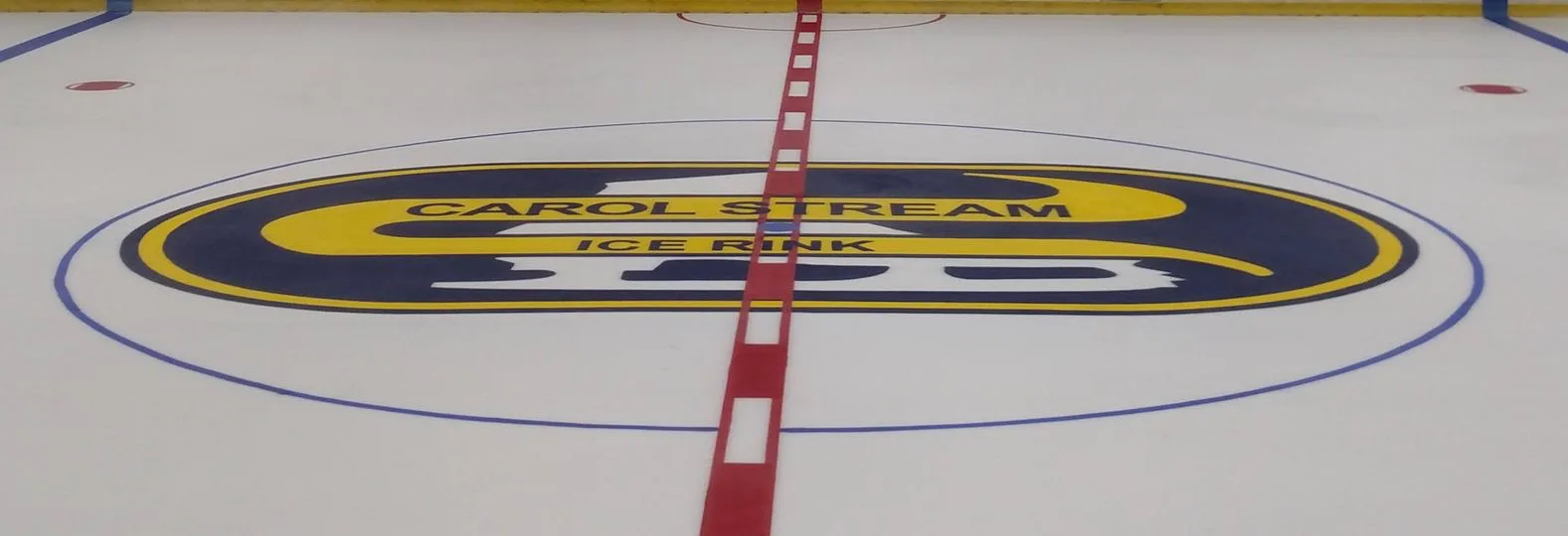 Centro de la pista con el logotipo de Carol Stream Ice Rink dentro del círculo de saque azul — Carol Stream Ice Rink
