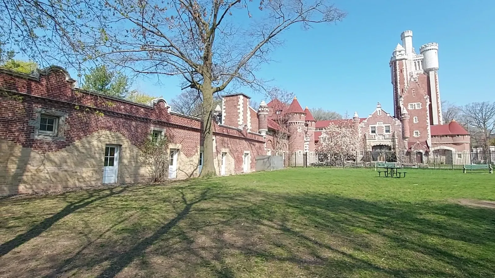 Casa Loma Parkette, donde se hace la pista, en una foto de su ficha de Google Maps. — Casa Loma Parkette Natural Ice Rink