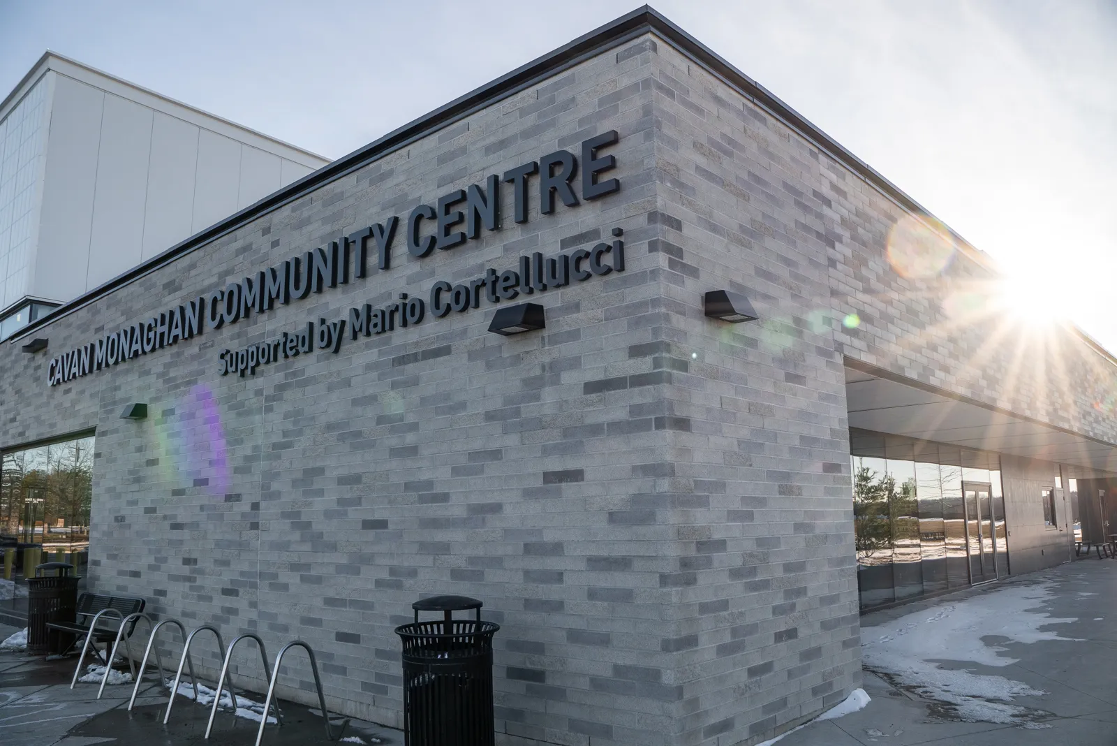 La esquina de ladrillo gris del Cavan Monaghan Community Centre con su nombre en letras en relieve. — Cavan Monaghan Community Centre (Millbrook)