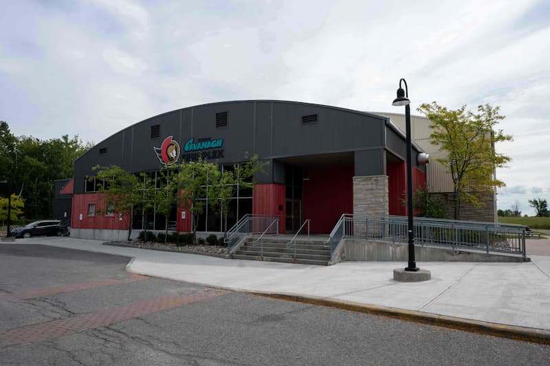 El exterior de Cavanagh Sensplex y la rampa de entrada accesible en Carp Road. — Cavanagh Sensplex
