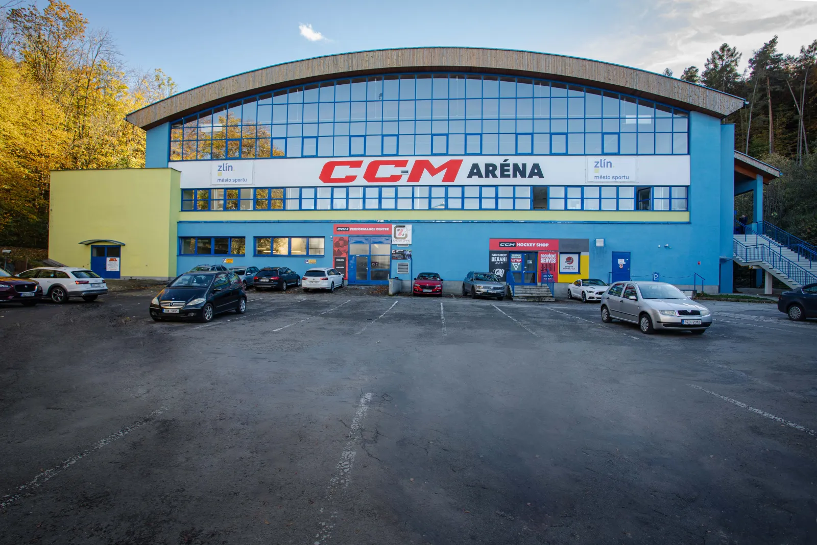 The CCM Aréna building in Zlín with its blue facade and car park — CCM Aréna Zlín