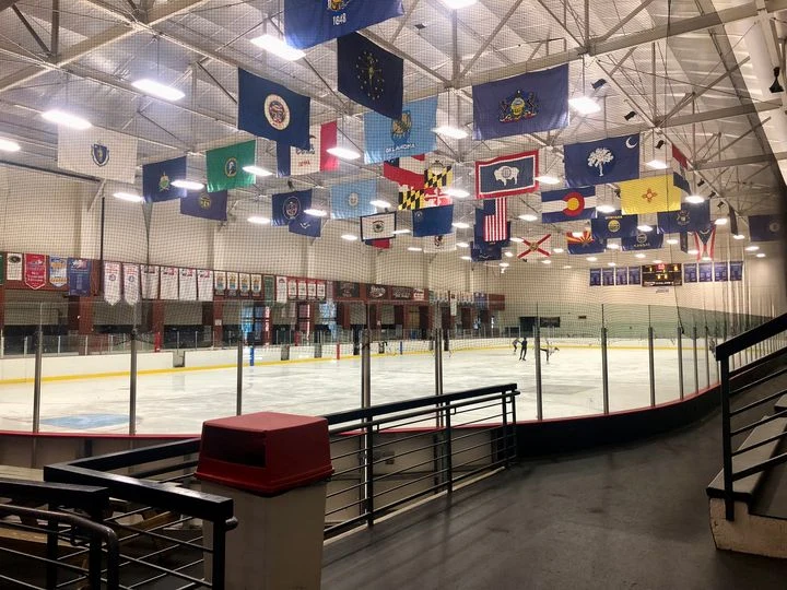 Banderas y mantas de campeonato sobre el hielo, vistas desde el pasillo de los espectadores — Centennial Sportsplex Ice Arena