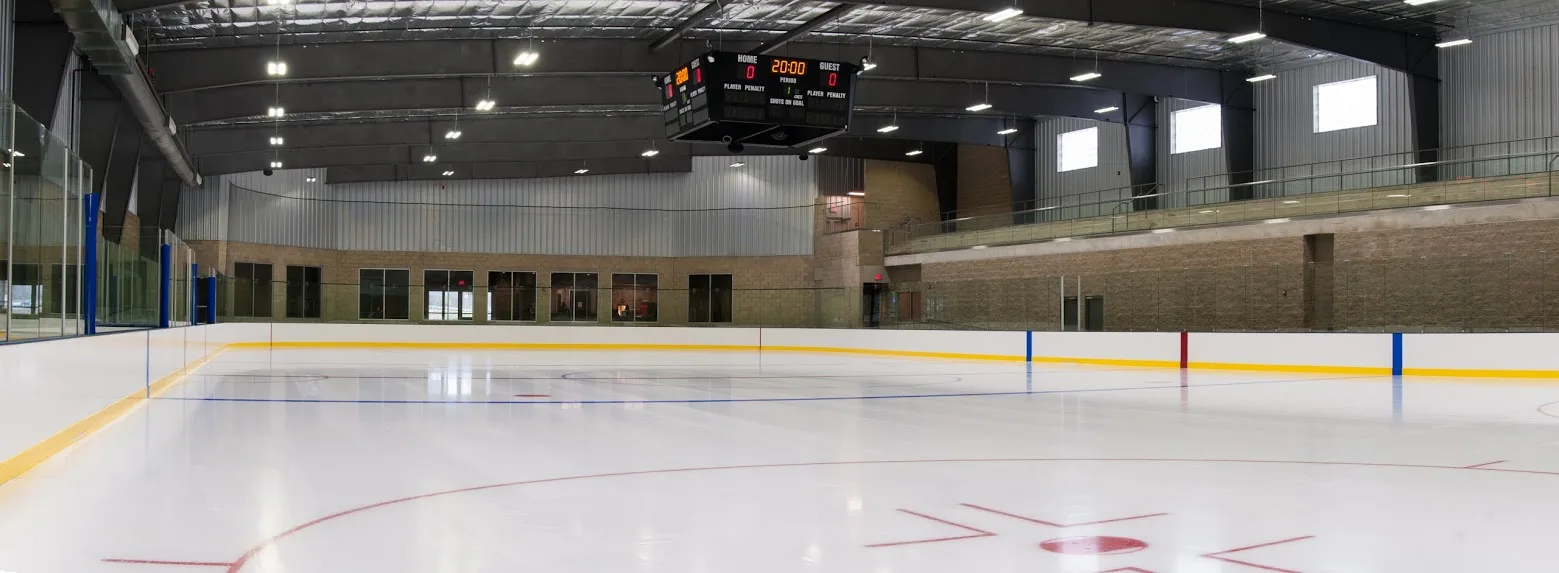 Marcador sobre el hielo vacío recién pulido — Center Ice Arena