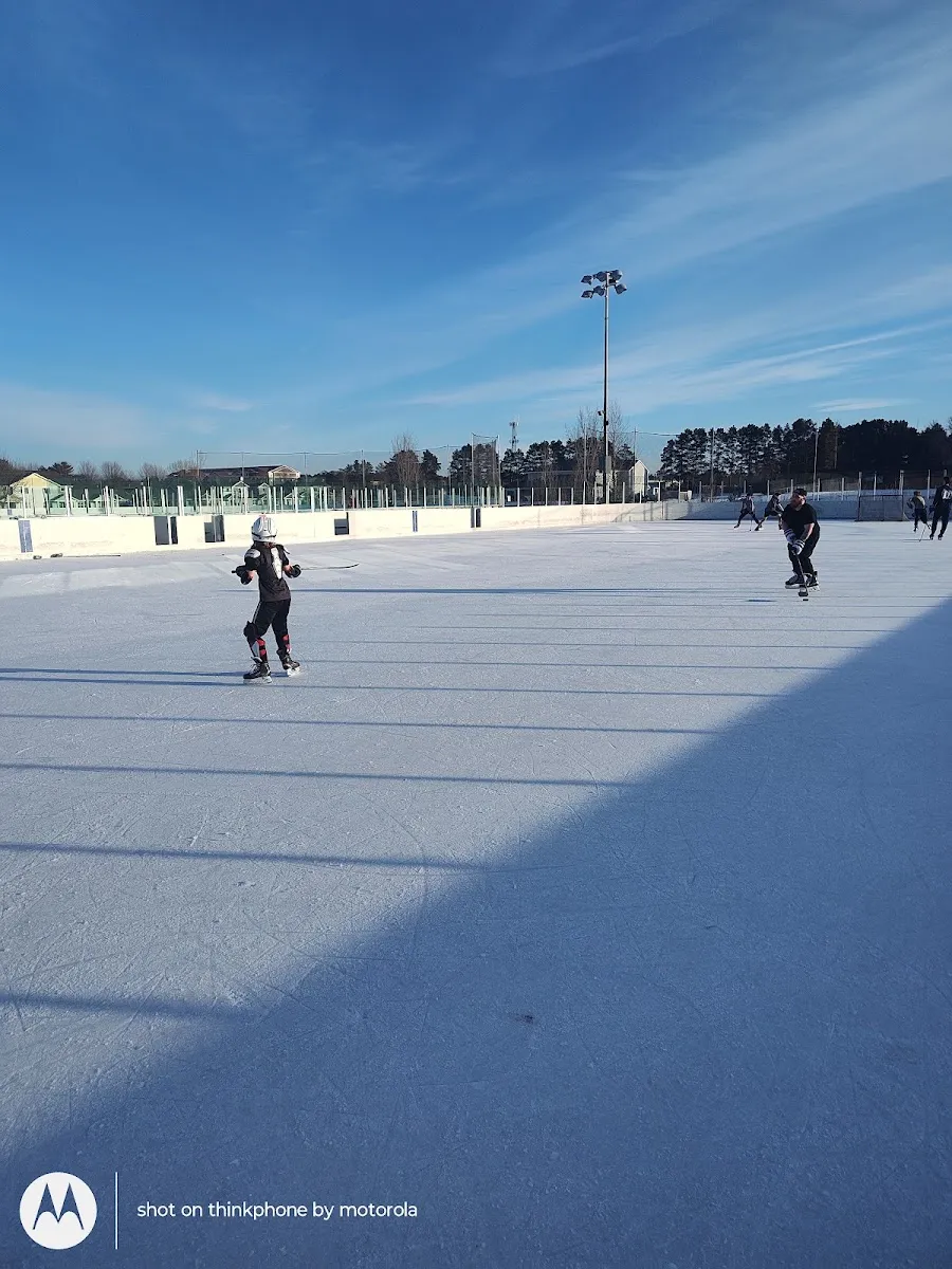 Las pistas al aire libre de Central Green, en una foto de su ficha de Google Maps. — Central Green Park Rink 1 (West)