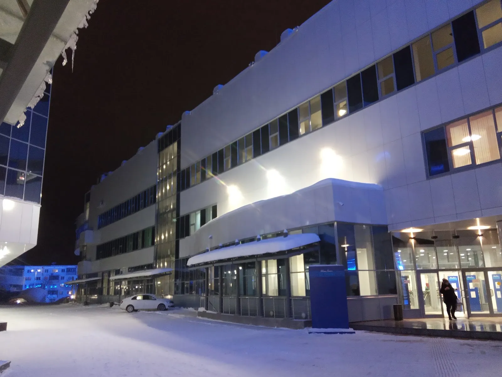 The Dvorets Sporta Tsentralny building on Lenina street in Kaluga, lit up on a winter evening — Central Sports Palace Kaluga