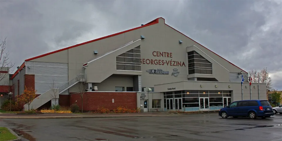 Le Centre Georges-Vézina à Chicoutimi, un aréna à pignon avec son nom sur le mur de façade. — Centre Georges-Vézina