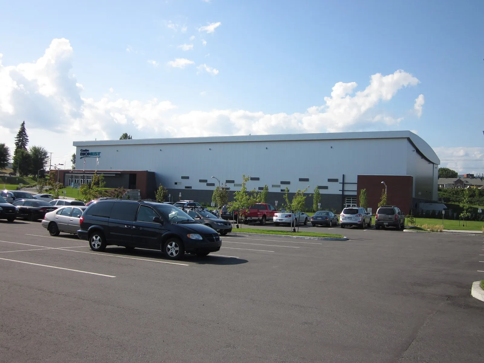 The front of the Centre Gervais Auto in Shawinigan, shown here under its former name Centre Bionest, with the car park in front of the white arena hall — Centre Gervais Auto
