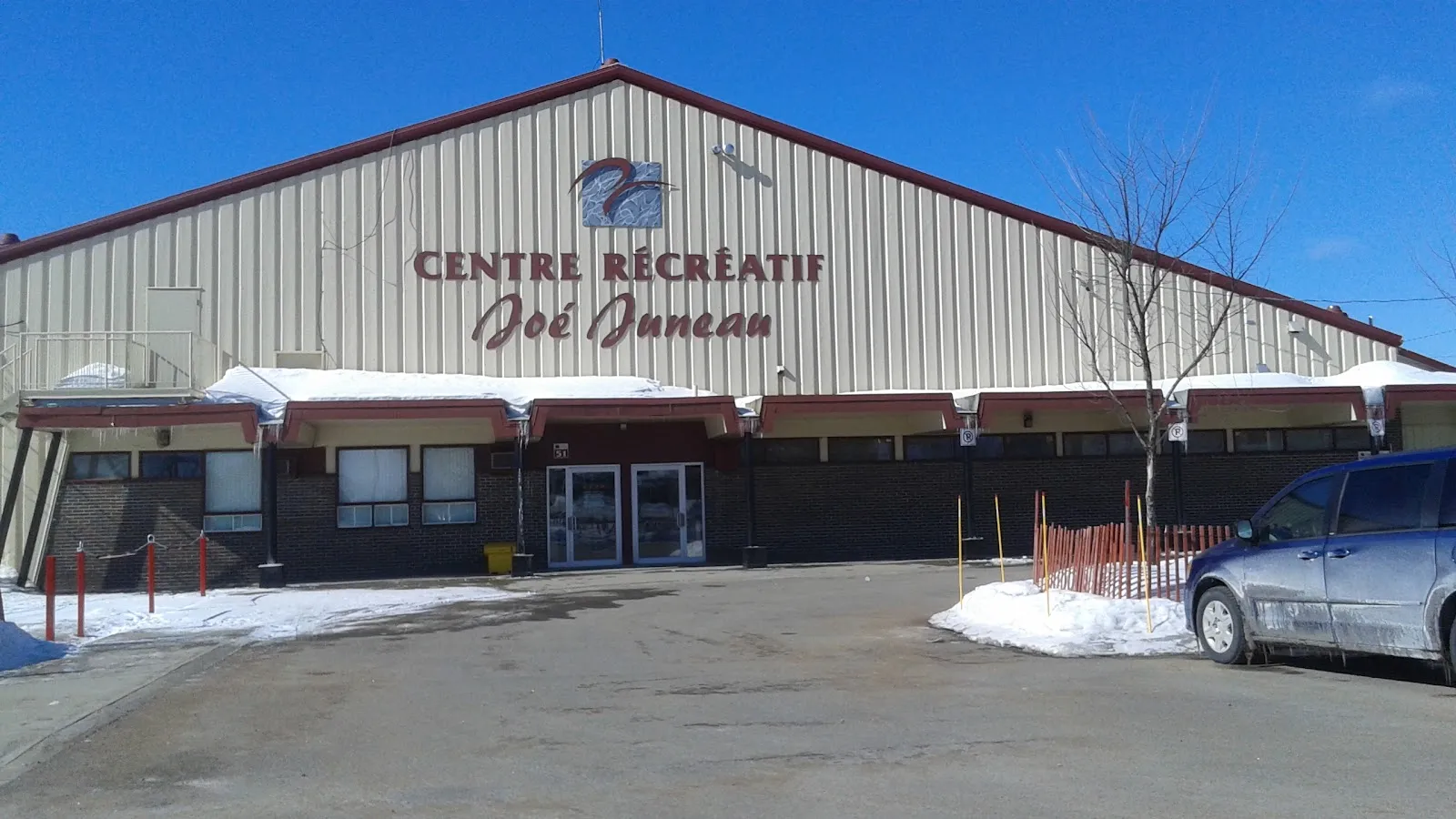 The front of the Centre récréatif Joé-Juneau with its name sign over the entrance in winter — Centre récréatif Joé-Juneau
