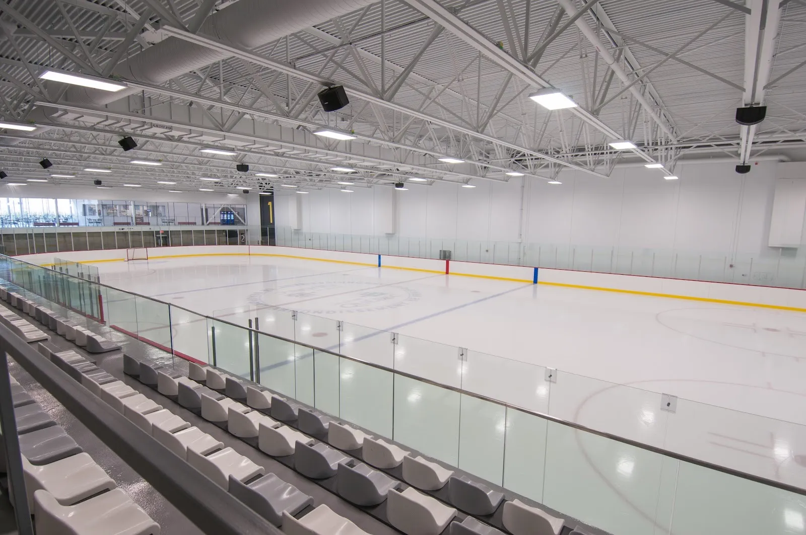 La pista del Centre sportif Marc-Simoneau en la ciudad de Quebec, vista desde las gradas grises detrás del vidrio — Centre sportif Marc-Simoneau