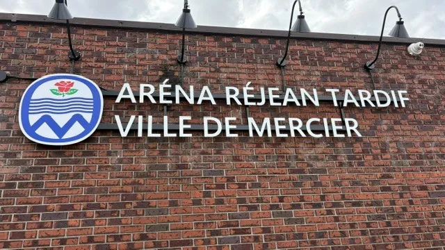 The brick front of the Centre sportif in Mercier with the sign Aréna Réjean Tardif, Ville de Mercier, over the wall — Centre sportif Mercier